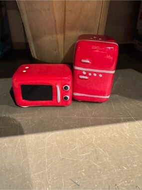 MiniRed Ceramic Retro Refrigerator & Microwave Salt & Pepper Shakers NEW Favor